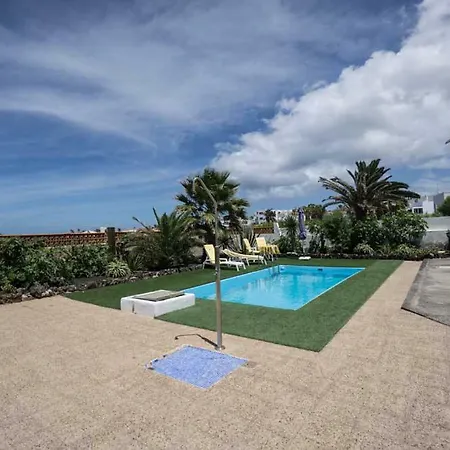 Beachcomplex House With Communal Pool Apartment *